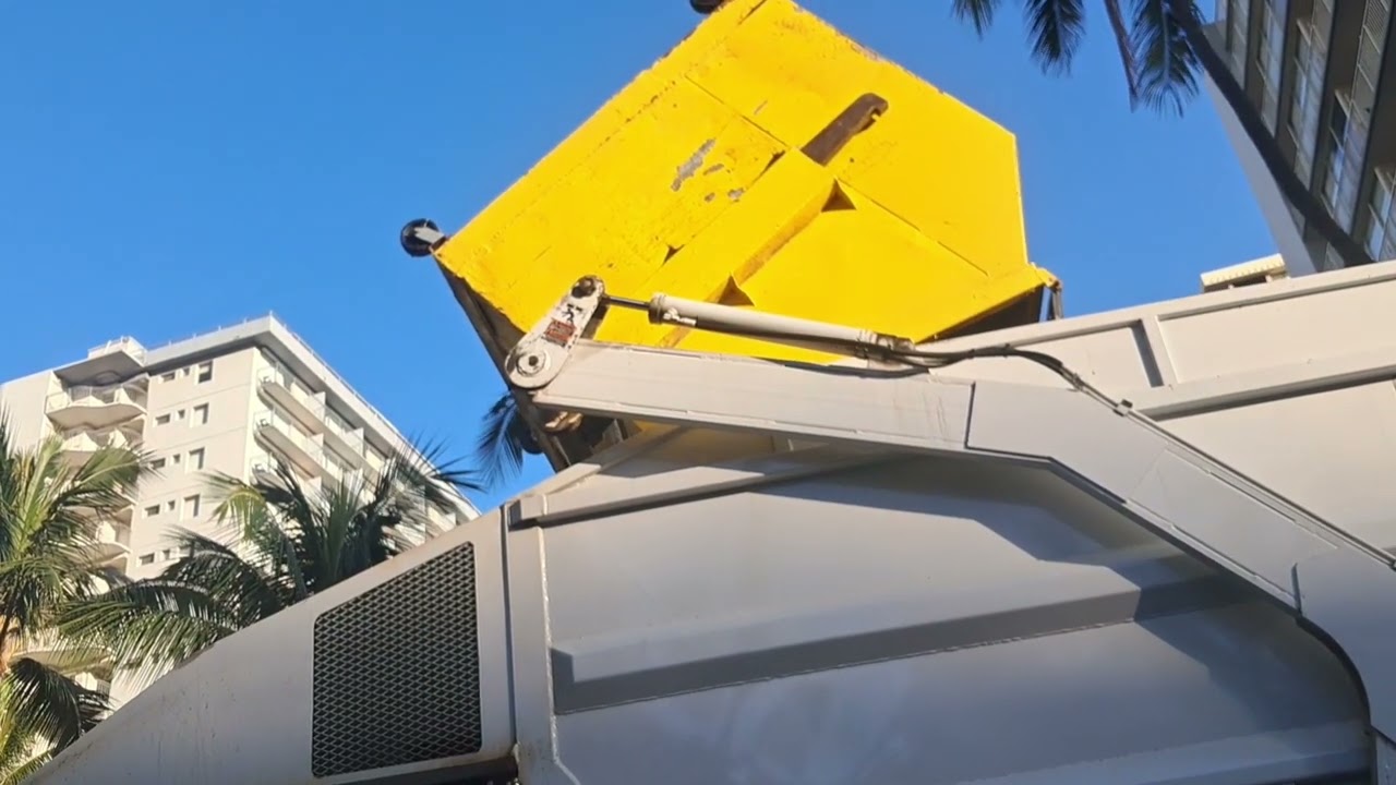 Complimation of my trip to Hawaill's Garbage Trucks