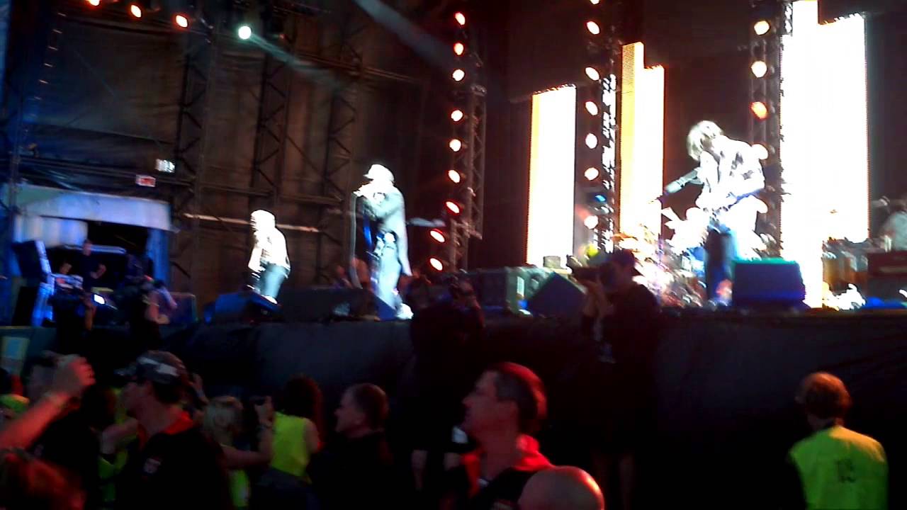 RHCP - Monarchy Of Roses - BDO Australia 2013 - HD & Awesome Audio