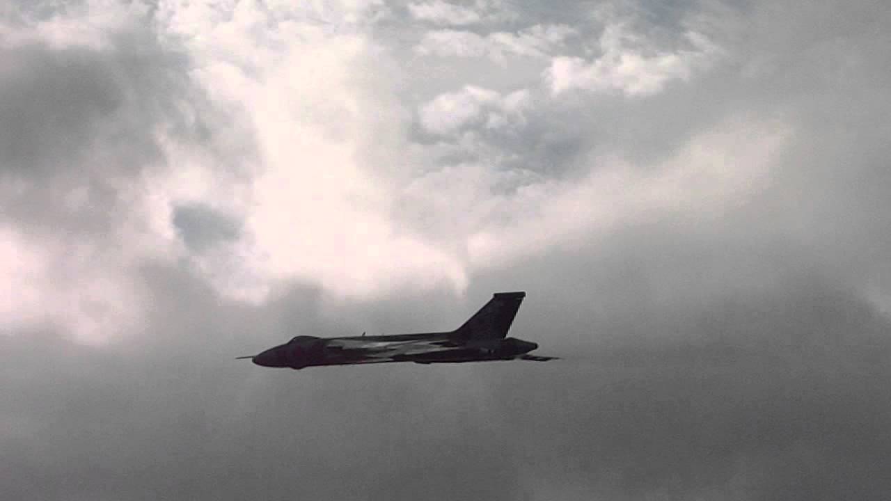 Vulcan XH558 last flight 2014 from Doncaster cold war tour steep banking