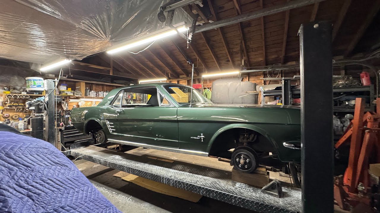 Mustang 66 движется вперед