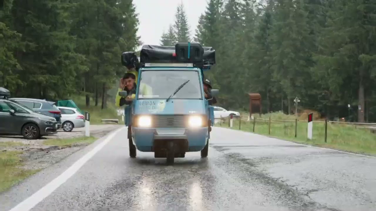 Dall'Alto Adige alla Sicilia con un'Ape 700 TM camperizzata: l'incredibile avventura di due giovani