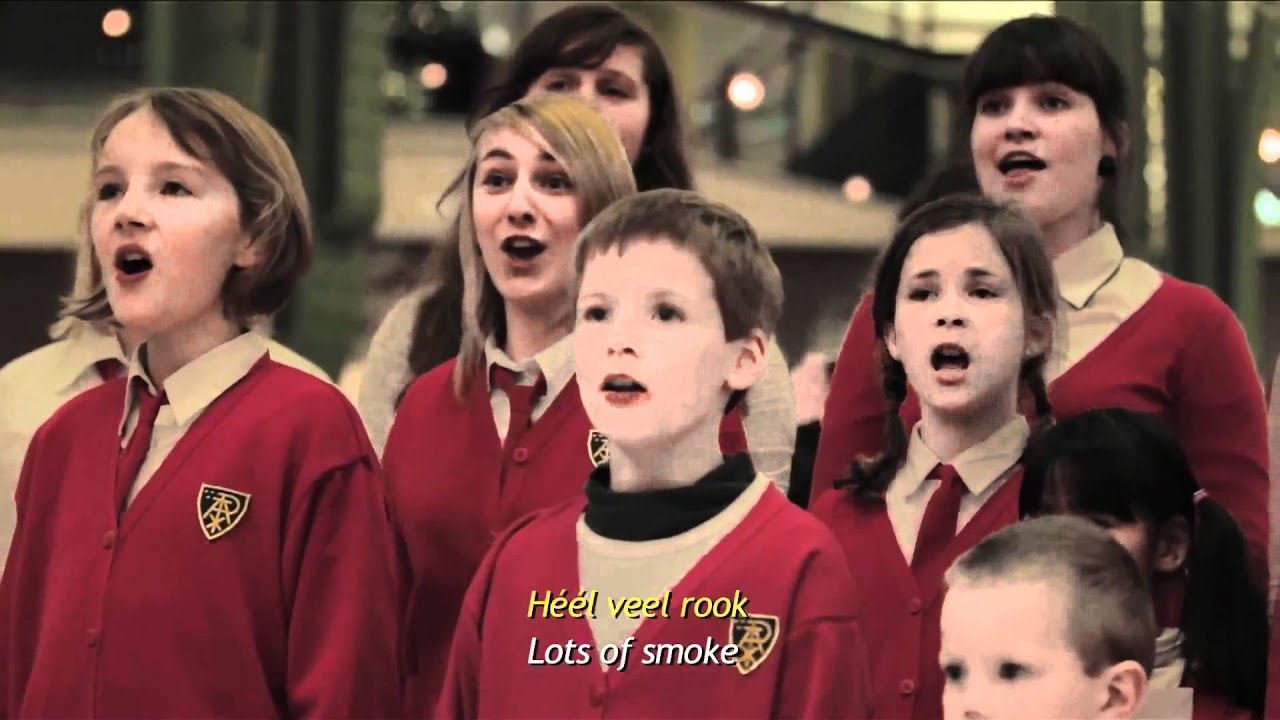 Kinderkoor zingt aangepaste 'kerstliederen' in winkelcentrum voor Opvoedingslijn