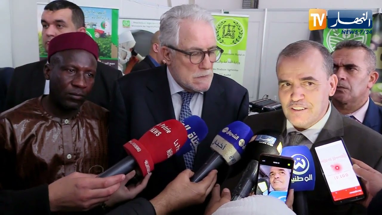 وزير التجارة كمال رزيق يسلم عميد مسجد باريس الكبير مقرر إشهاد 