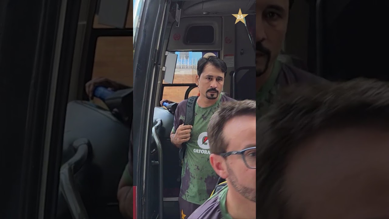 Local fans in Bangladesh greet the Pakistan team as they arrive for training 🇧🇩🇵🇰 | M2N2