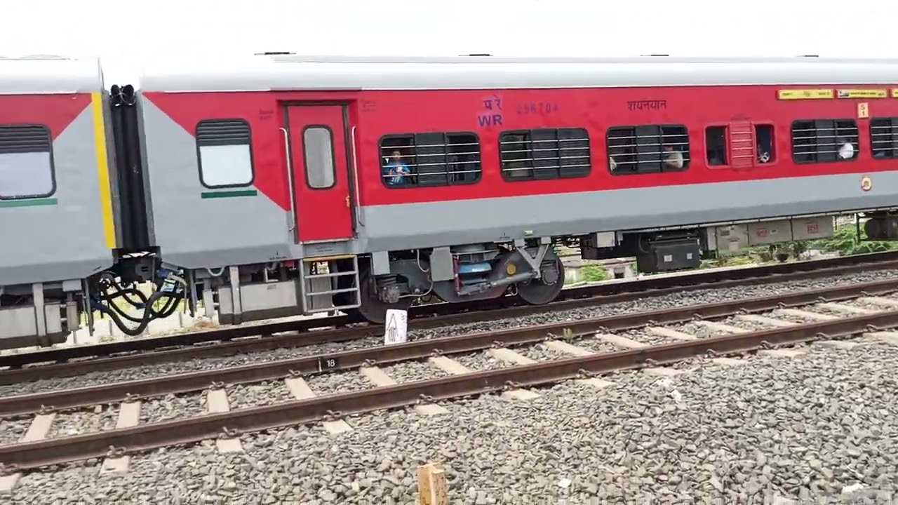19201 bhavanager terminus ayodhya cantt express  (two run)  