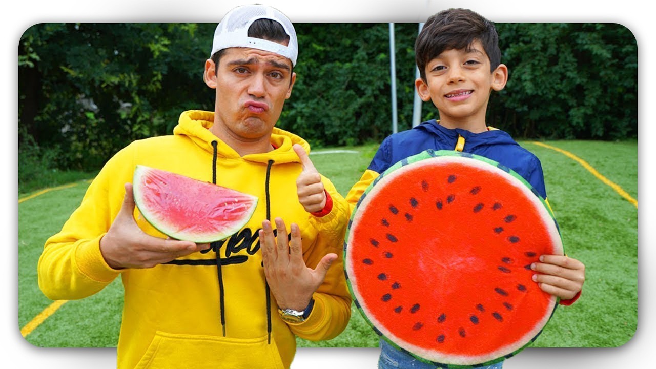 Jason y Alex juegan con bolas de agua de colores y aprenden frutas, deportes y música