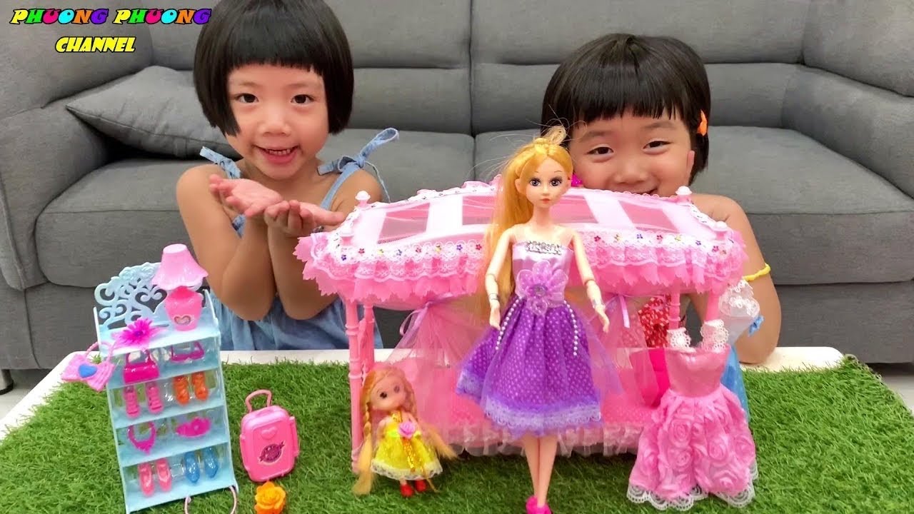 Khám phá hộp búp bê Barbie và chibi với bộ giường ngủ công chúa.