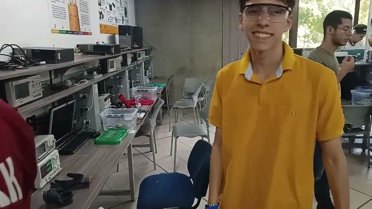 Circuito para encender un bombillo cuando está oscuro, probado experimentalmente