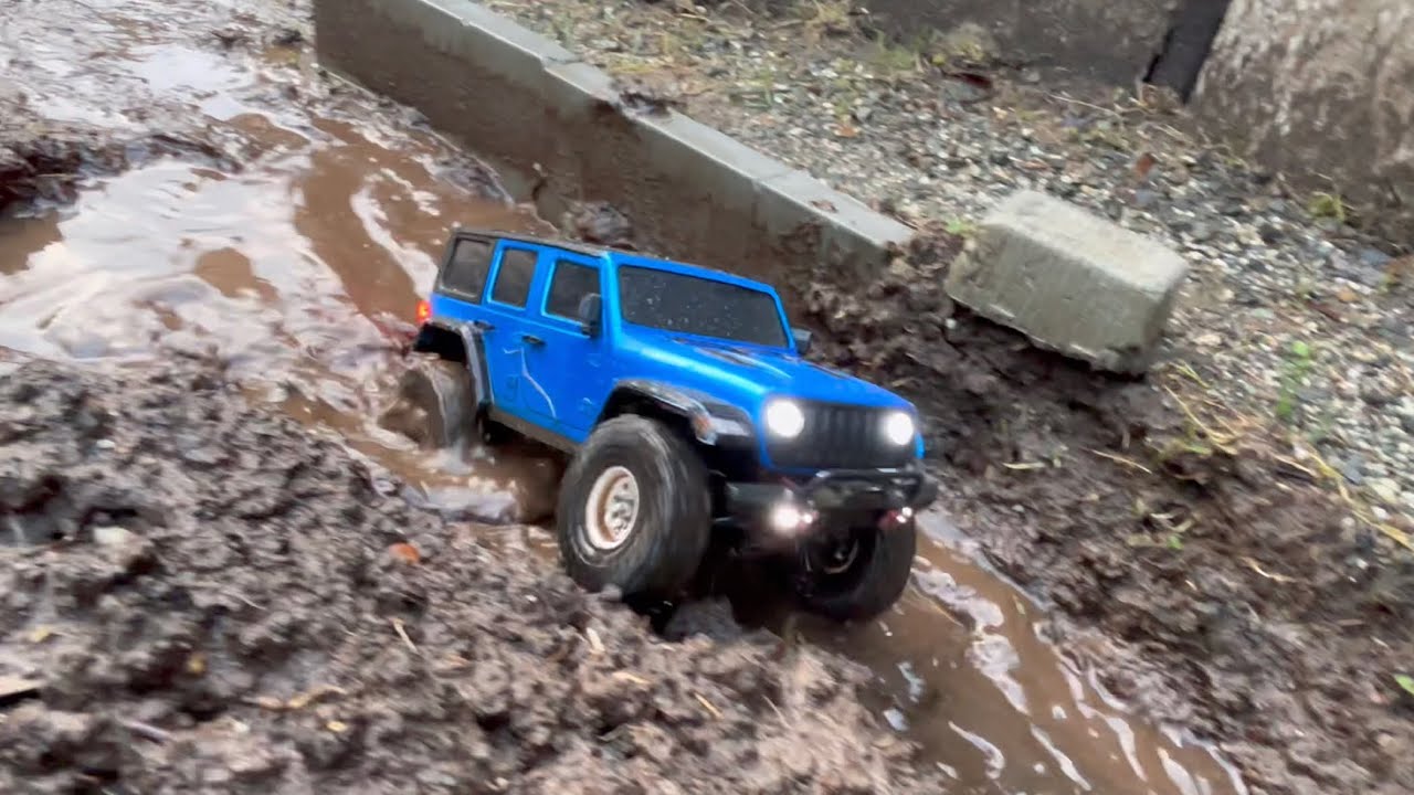 Внедорожник Traxxas TRX4M Injora JEEP Rubicon 4x4 покоряет трассу для внедорожных гонок на заднем...