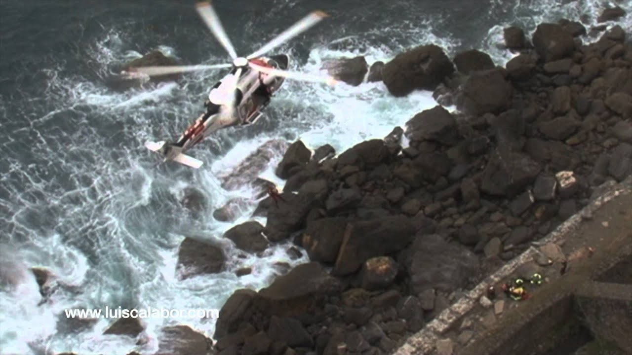 HELIMER 204 rescatando pescador en Cantabria. EC-LEE