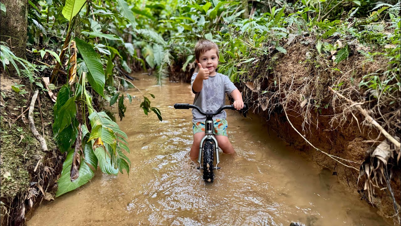 MEU FILHO FEZ TRILHA DE BIKE DENTRO DO RIO. Thiago velho