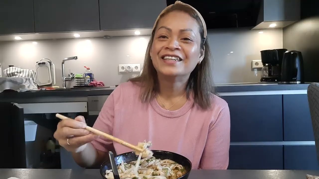 #ซดก๋วยเตียวไก่ลูกชิ้นเนื้อร้อนๆยามเช้ากับอากาศเย็นๆ