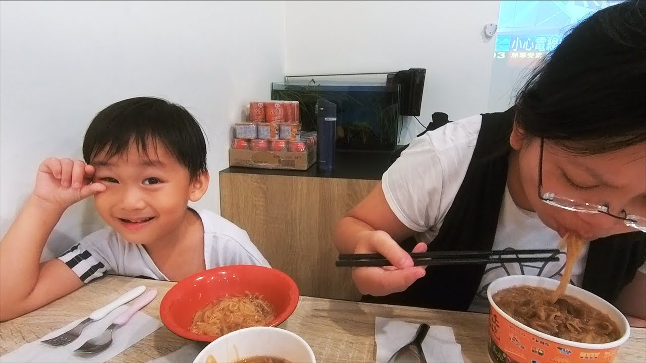 今天的晚餐很台灣?｜珍珠奶茶 麵線羹 蚵仔煎 外國人不敢吃的特色美食!｜隨手拍