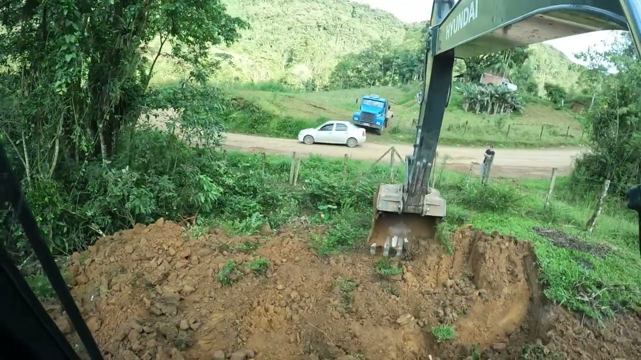 Escavadeira começando lote para chalé P1
