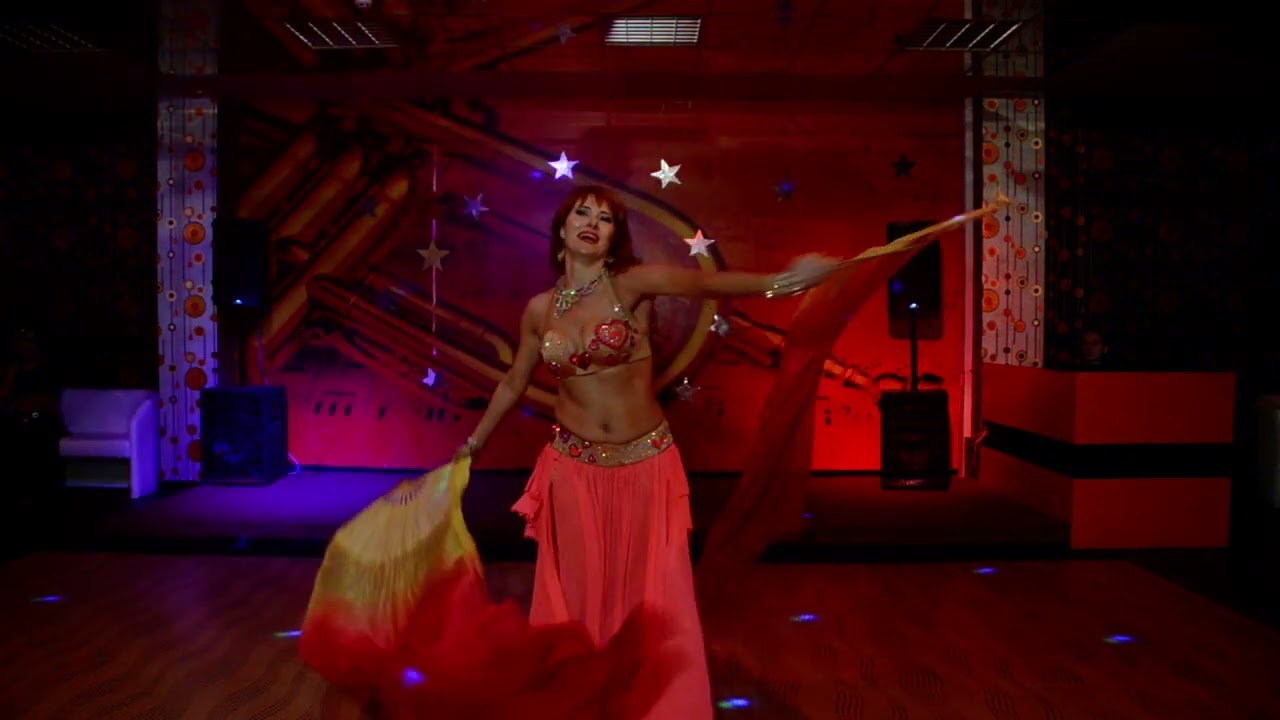 Show-bellydance with fan veils 