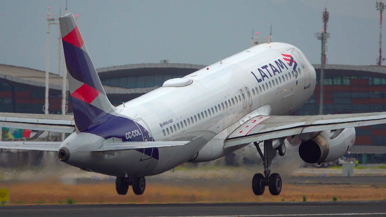 LATAM A320 (CC-COL) landing and taking off from Santiago [SCL].