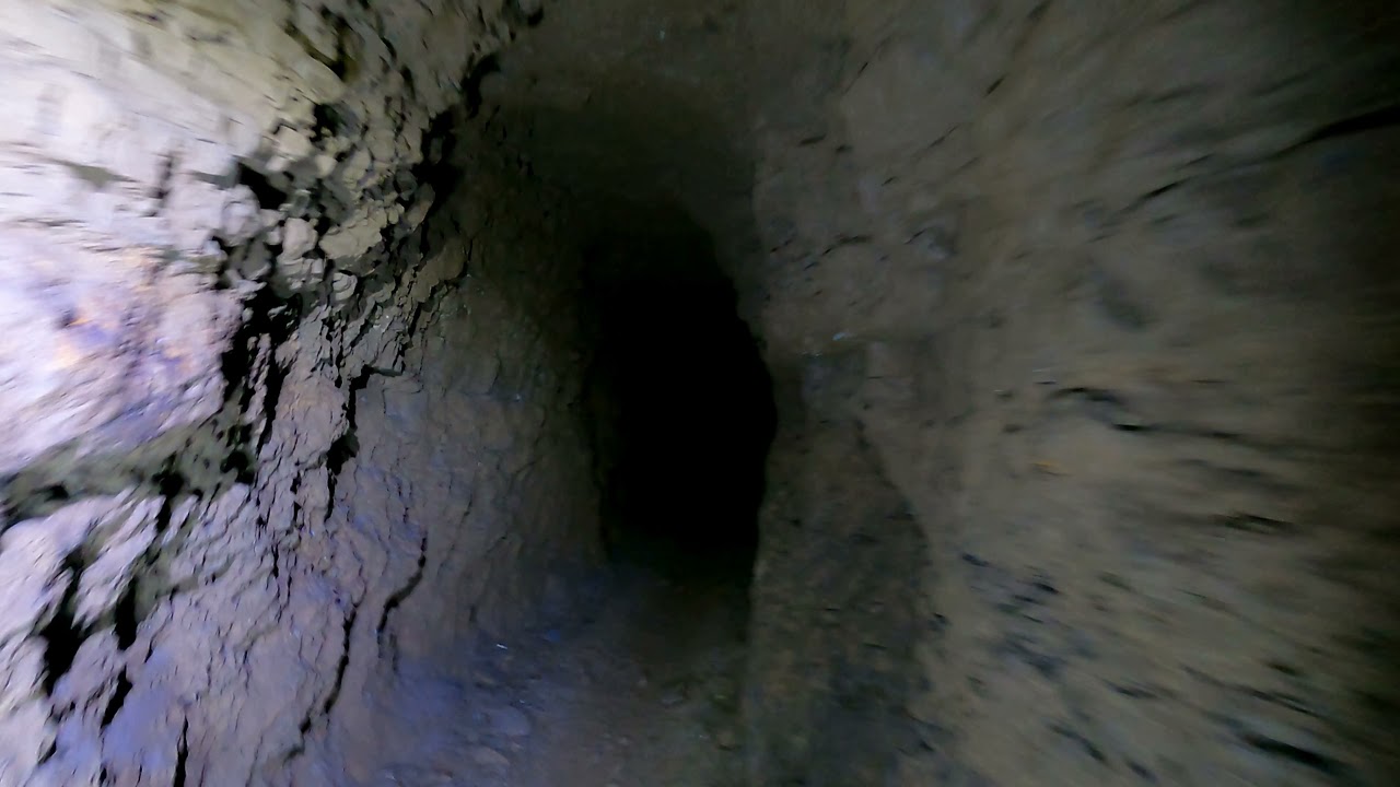 Grube im Eisenstein mit vielen Mineralien