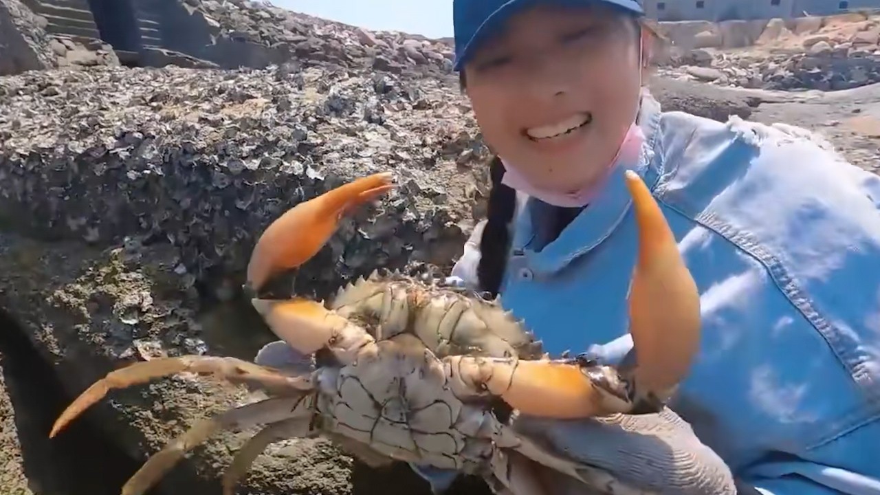 渔妹来养殖场附近找货，这里的海鲜就是个子大，看这青蟹太生猛了