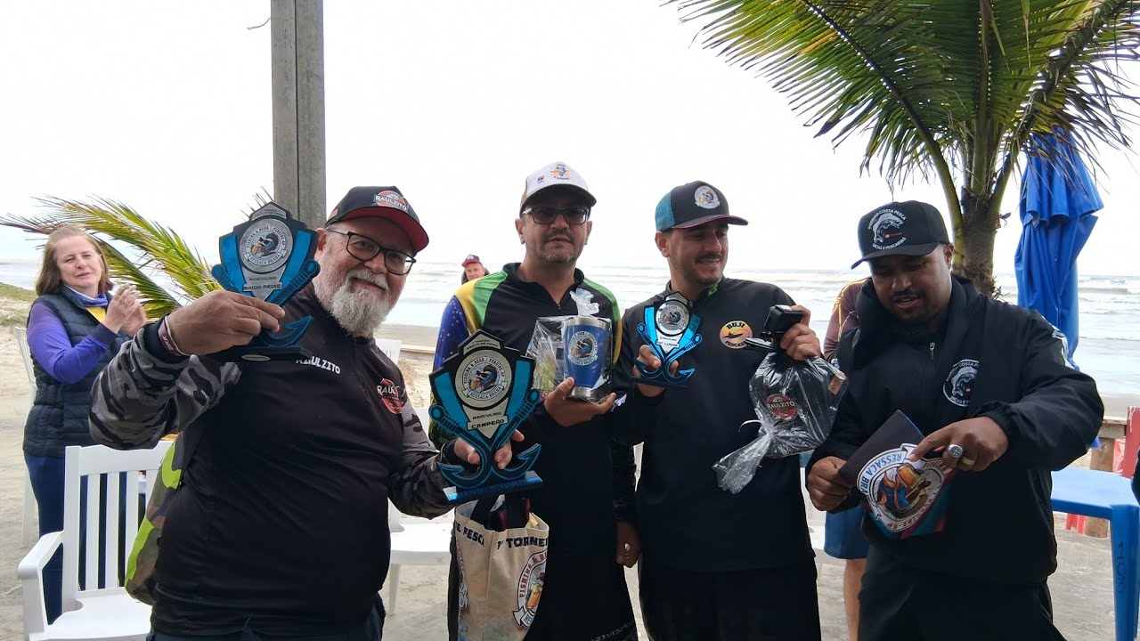 Torneio de pesca em Peruibe Mar ressacado e peixe no anzol.