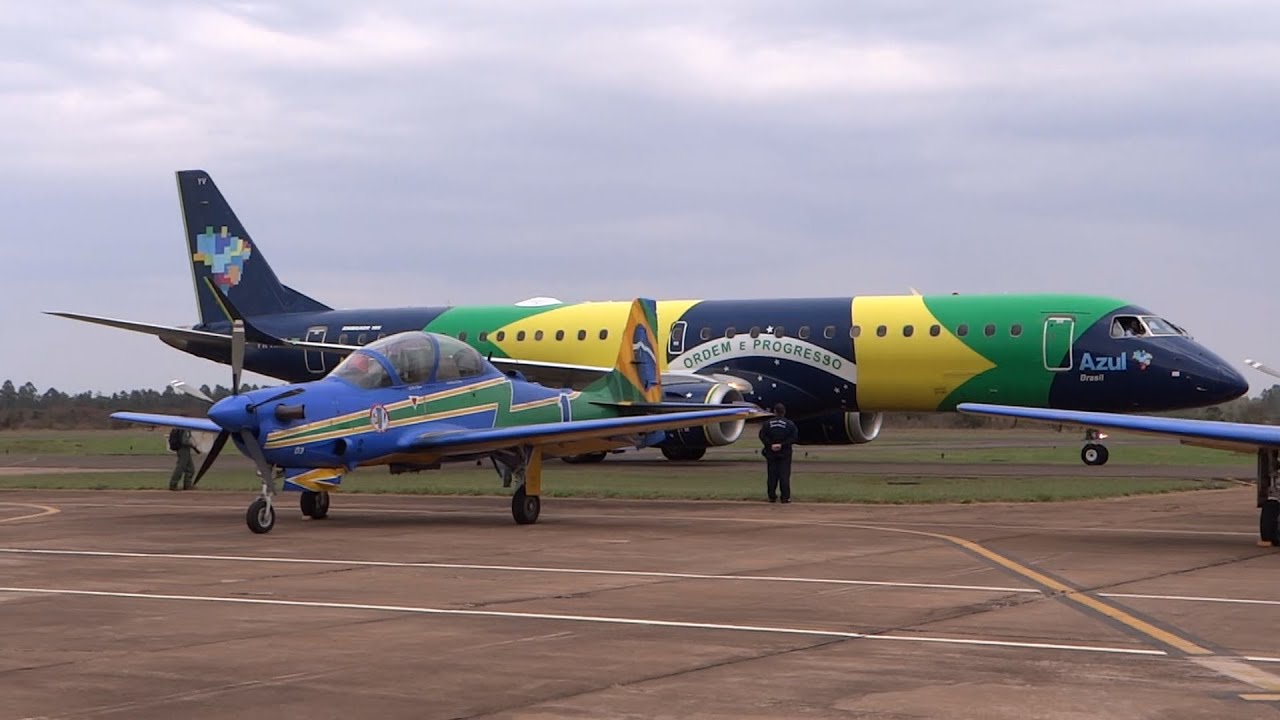Super Tucano A29 Esquadrilha da Fumaça, Embraer 195 da Azul e o T-6 Texan na AFA 2022 - Pirassununga