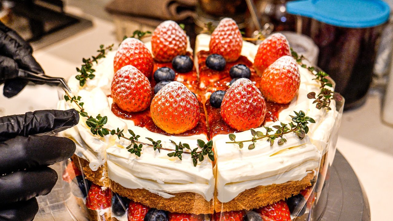 Пробую самые популярные клубничные торты в Корее 🇰🇷🍰 / торт