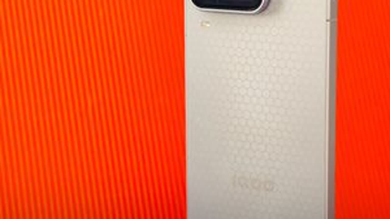 iQOO 15 Ultra新鲜开箱，2049银翼冷酷配色 iQOO 15 Ultra新鲜开箱，2049银翼冷酷配色，透明可视化的 DECO 和镜片悬浮设，加上Monster Halo 呼吸灯，科...