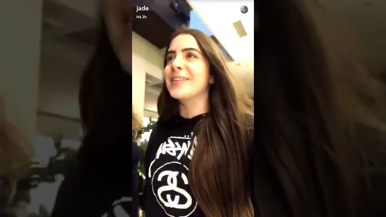 Jade picon em shopping vázio com luisa