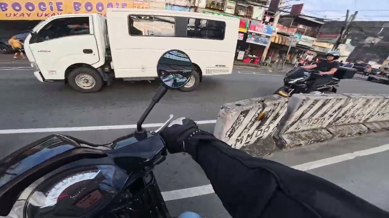 Vespa S125 sa FPJ Ave. At Edsa