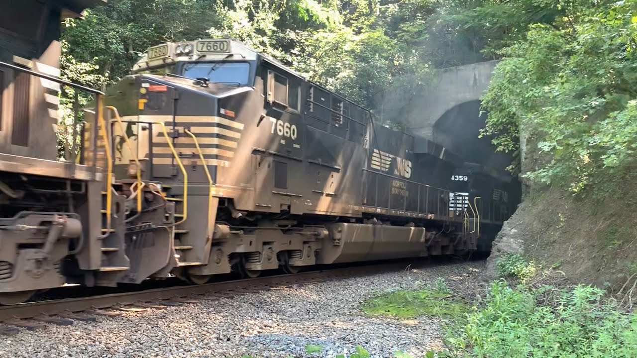 Train Disappears Into Tunnel & Train Appears Out Of Tunnel + Chattanooga Railway Yard Trains Passing