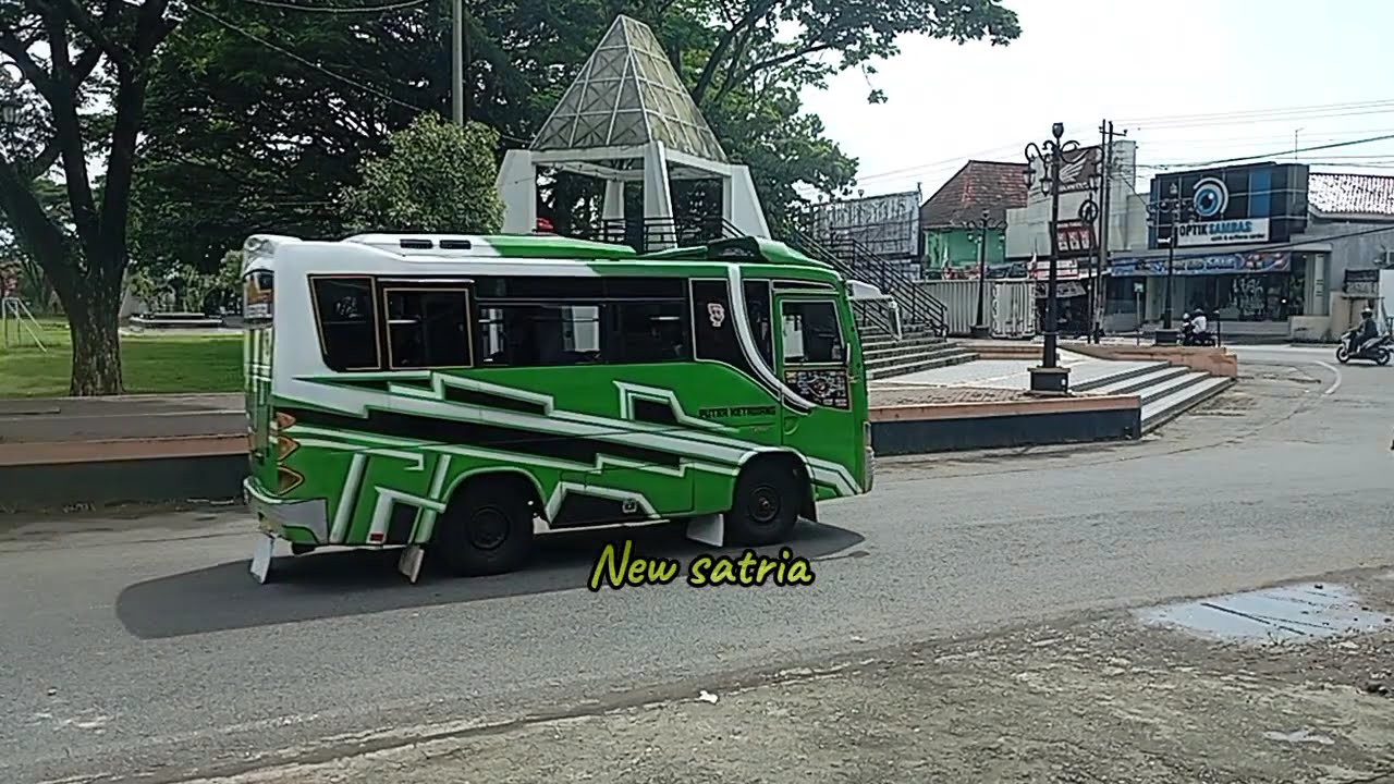 Suasana siang hari arus lalin pojok barat alun2 kutoarjo