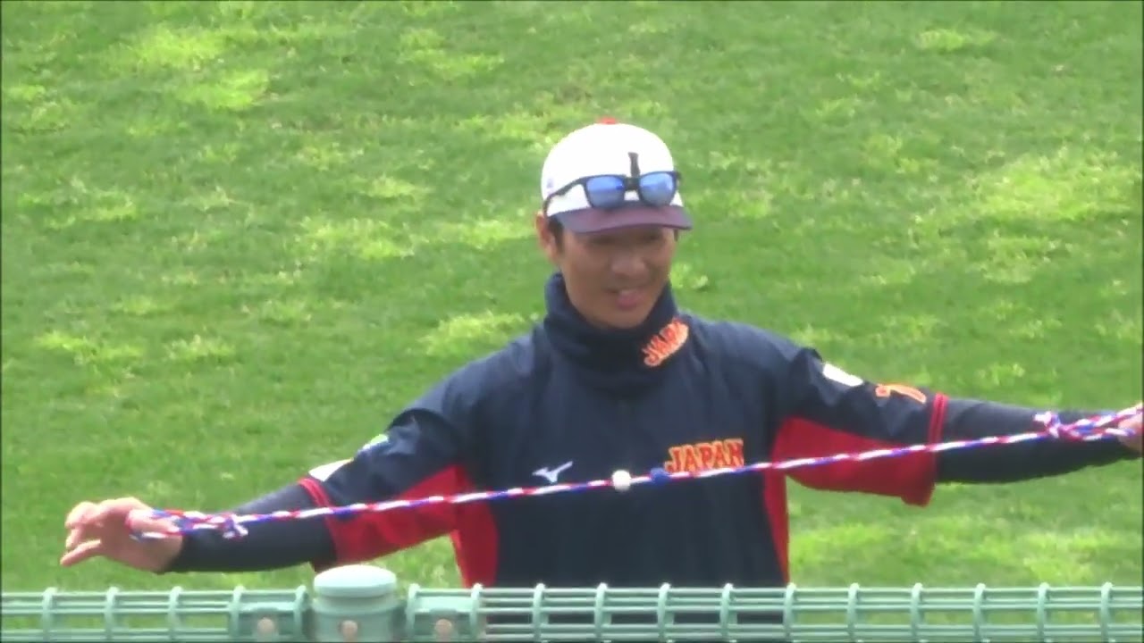 2023WBC日本代表・城石憲之コーチ、伸縮性のあるロープを使ってストレッチ