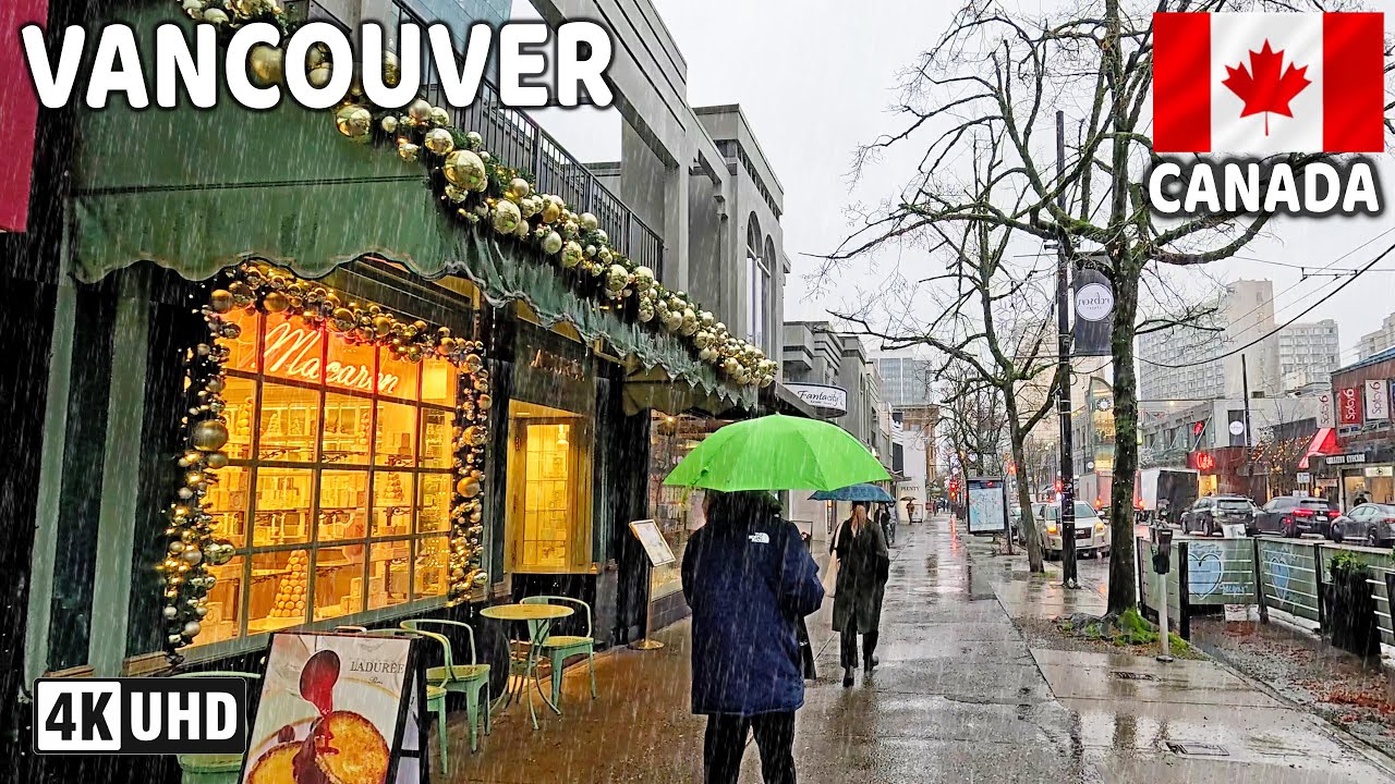 🇨🇦 【4K】⛈️🎅🏼🎄 Christmas and Heavy Rain in Downtown Vancouver  BC, Canada. Dec 2025. Relaxing Walk.