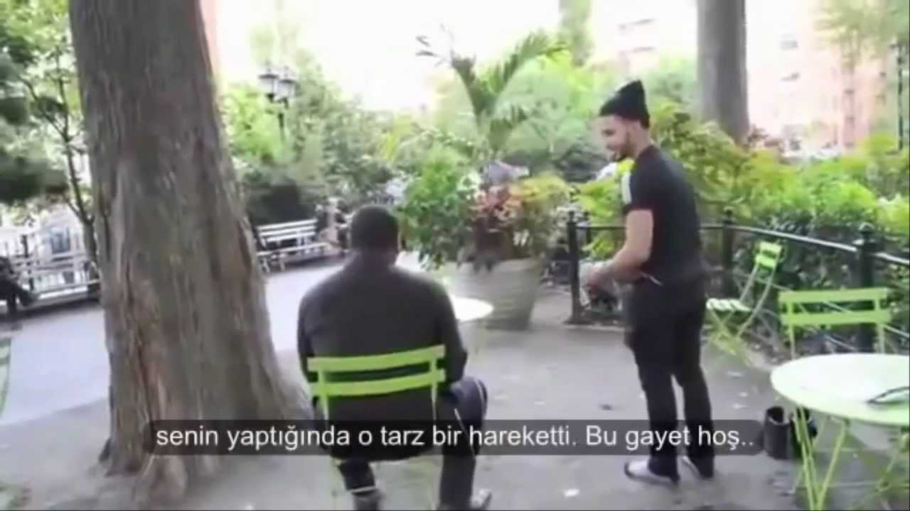 Amerika'da Sokak Ortasında Namaz Kılan Genç Kardeşlerimiz