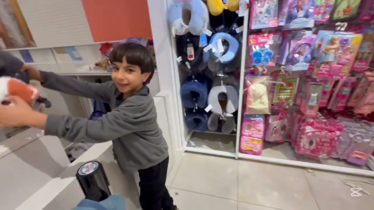 شوفو كيف تيم وسمر اشتغلو يوم كامل بمحل تياب واحذية والعاب وهربووو من المحل بلأخر🤣🤣😱😱🔥💥