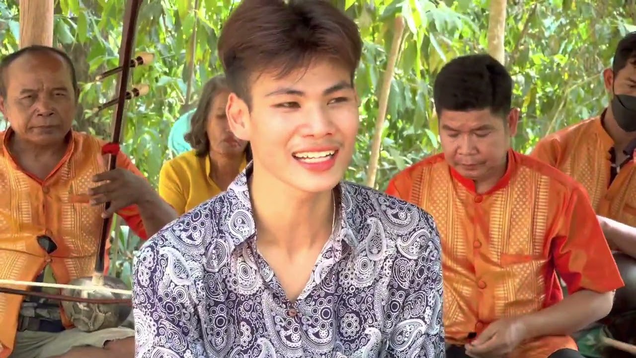 ព្រះបាទជុំវាំង ( ខៀវ សម្បត្តិរិទ្ធី នឹង វៃ ថានីដា ) អ្នកចម្រៀងក្រុម តន្រ្តីបុរាណ ខាត់ សួស្ដី