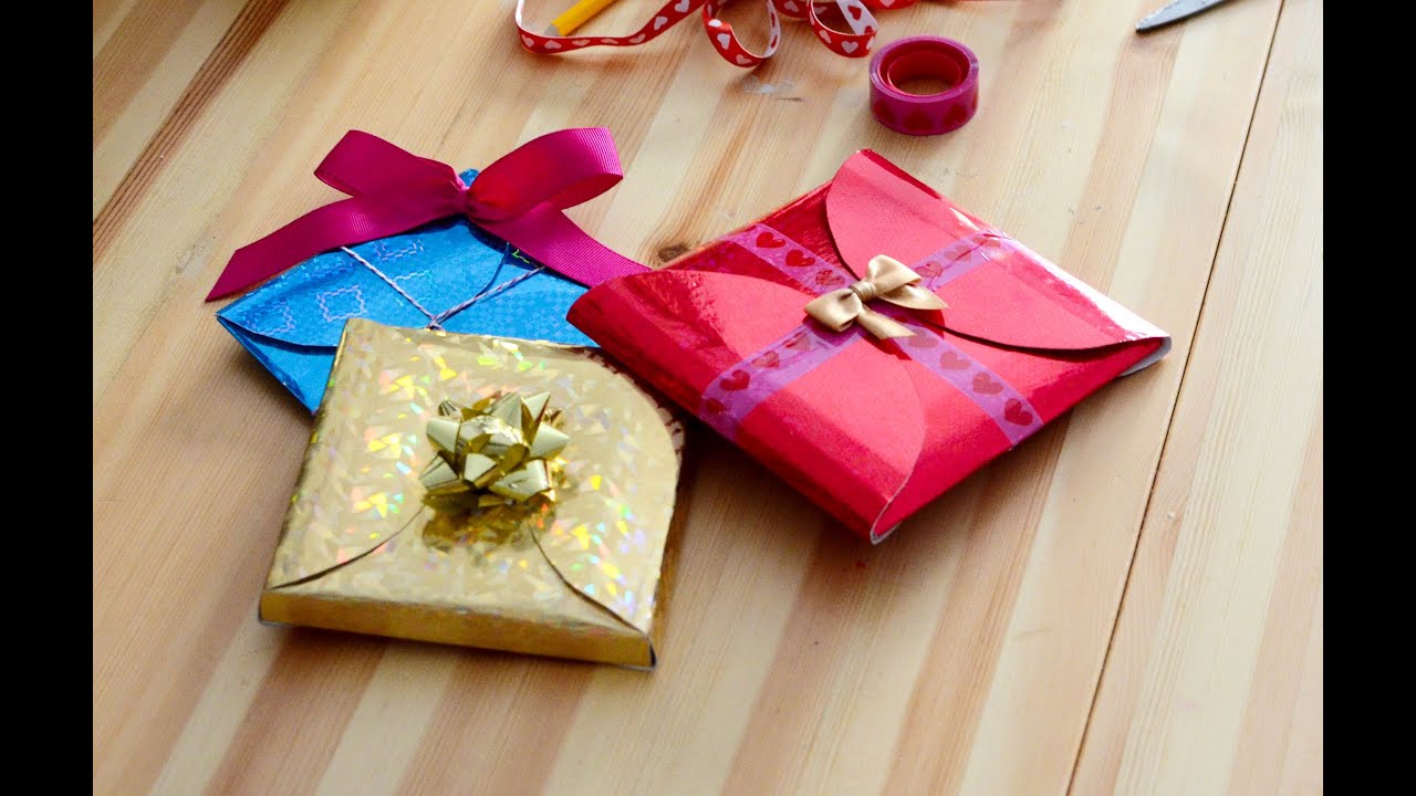 DIY How to make cheap, quick and easy gift wrapping in 5 minutes.