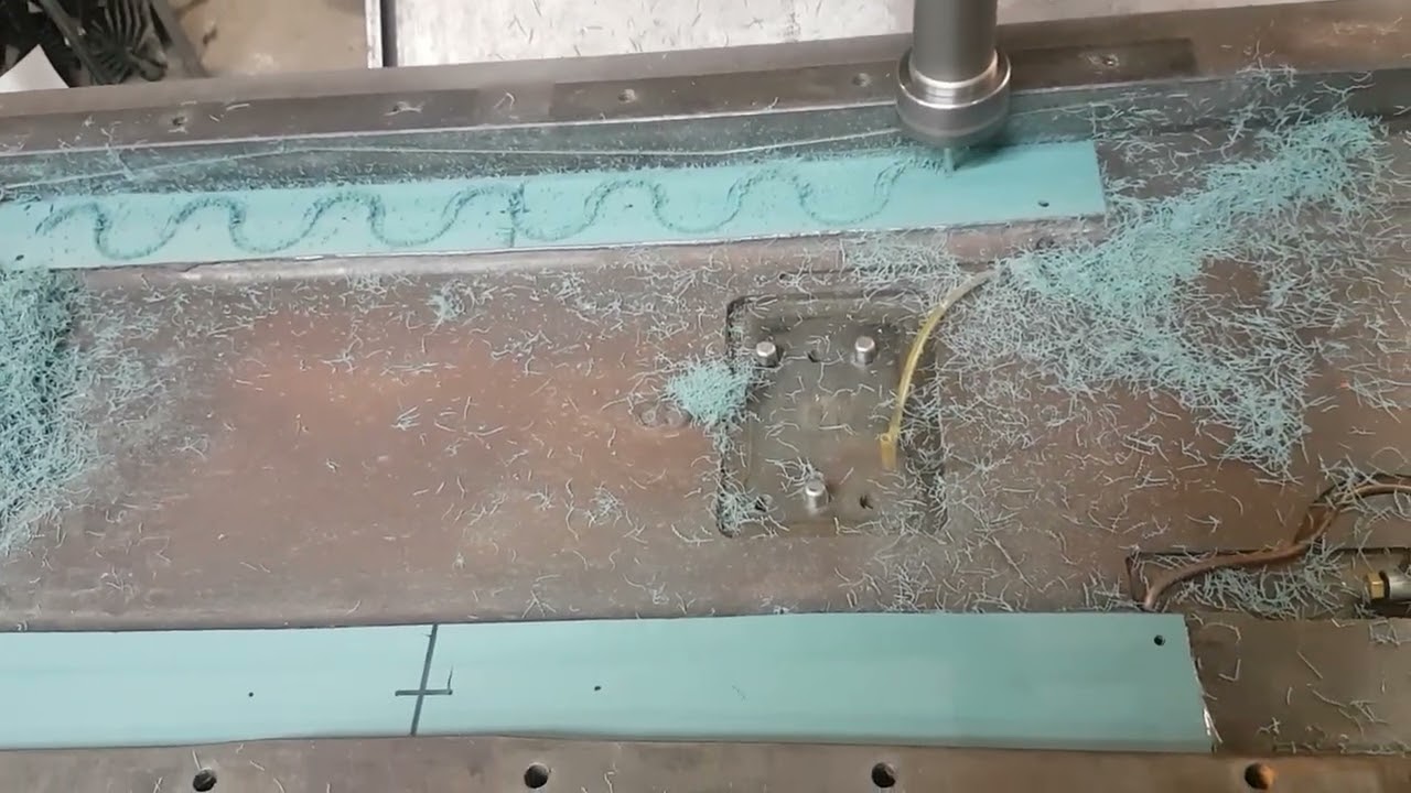 mecanizado de venas de lubricaci&oacute;n en el turcite de un CNC Fadal