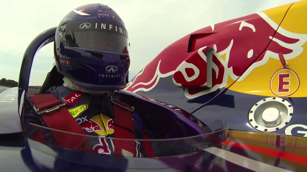 Coulthard gives rides of a lifetime in the 3-seater Infiniti Red Bull Racing Formula One car