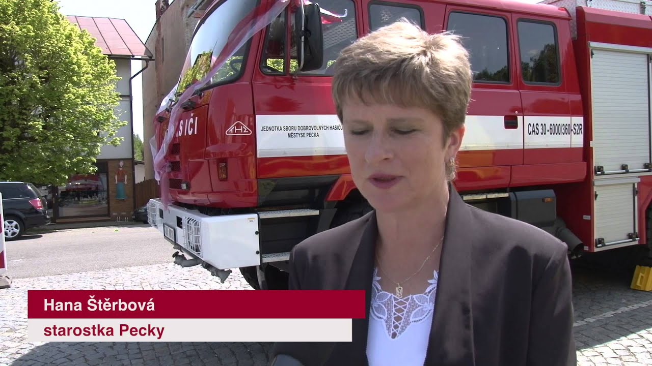 Předávání nové hasičské cisterny v Pecce na Jičínsku