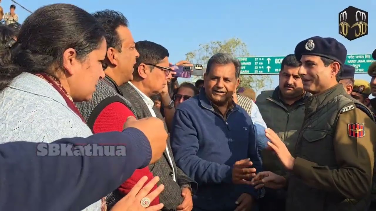 कठुआ जिला के नगरी में लोगों ने सड़क बंद कर किया प्रदर्शन , मौके पर पहुँचे ASP kathua 