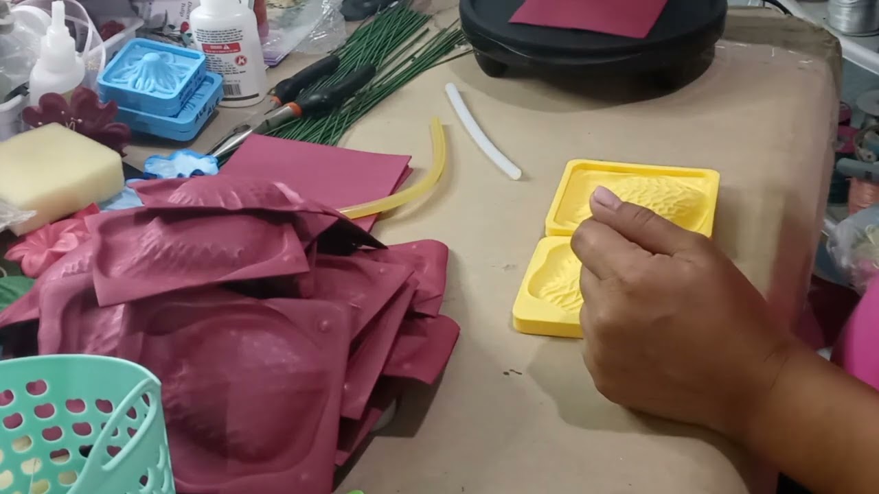 rosa silvestre caja clavel de la marca thikas.    primera parte