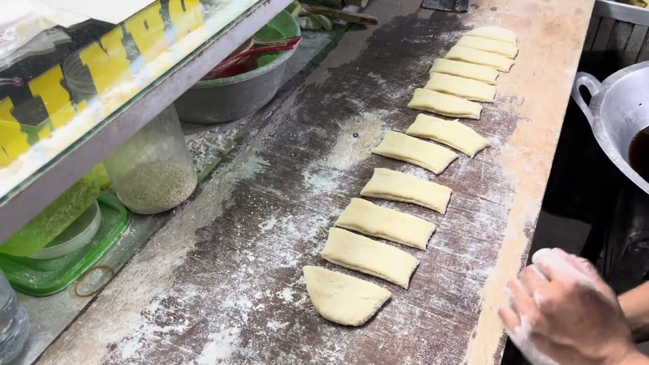 Proses Pembuatan Kue Bantal Wijen 