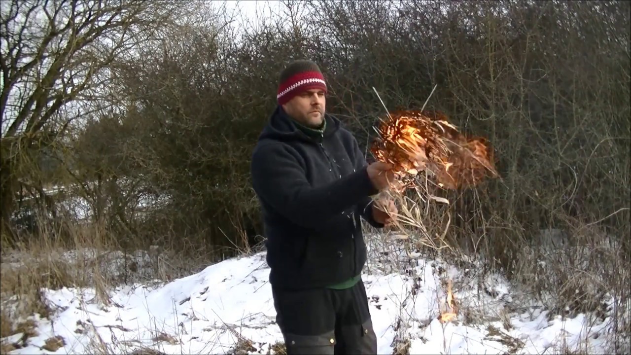 Feuer durch Reibung - Handdrill mit frisch gesammelten Materialien - stand up handdrill -