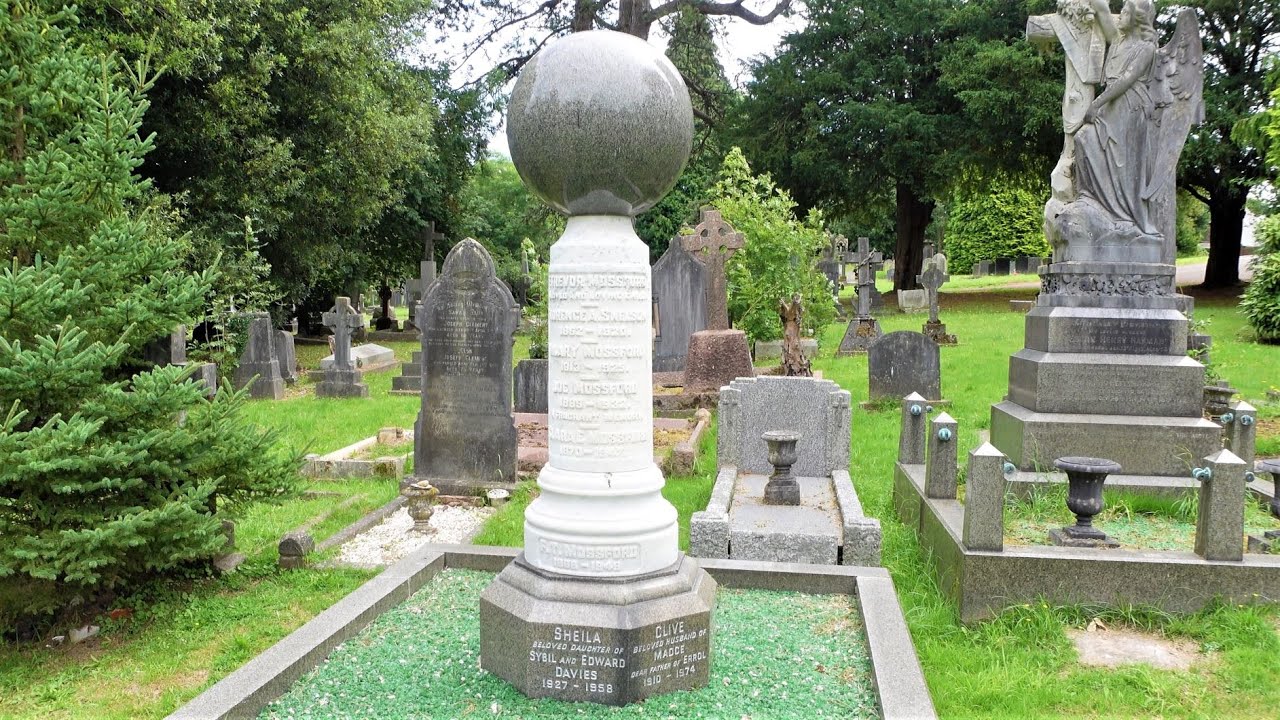 Cardiff Cathays Cemetery (South part), Cardiff, South Wales, UK. A visit to explore the memorials.