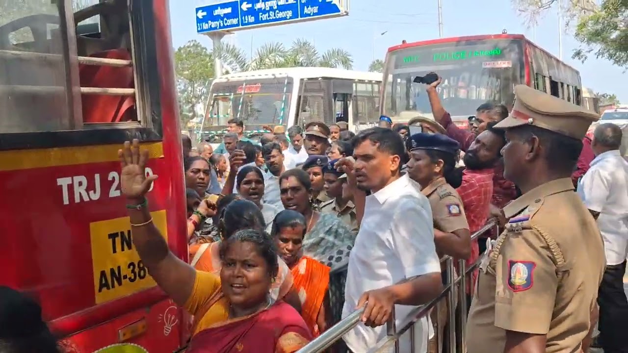 மெரினா சாலையில் 30 வத நாள் மிகப்பெரிய சாலை மறியல் கிராம உதவியாளர் கூட்டமைப்பு சங்கம்