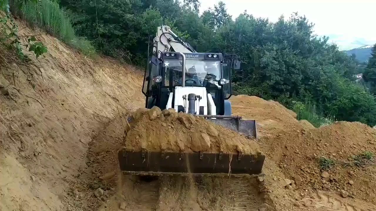 Terex TLB890 Bekoloder Yamaçta Arazi Açıp Yer Düzlüyor // New Name Mecalac Backhoe Loader