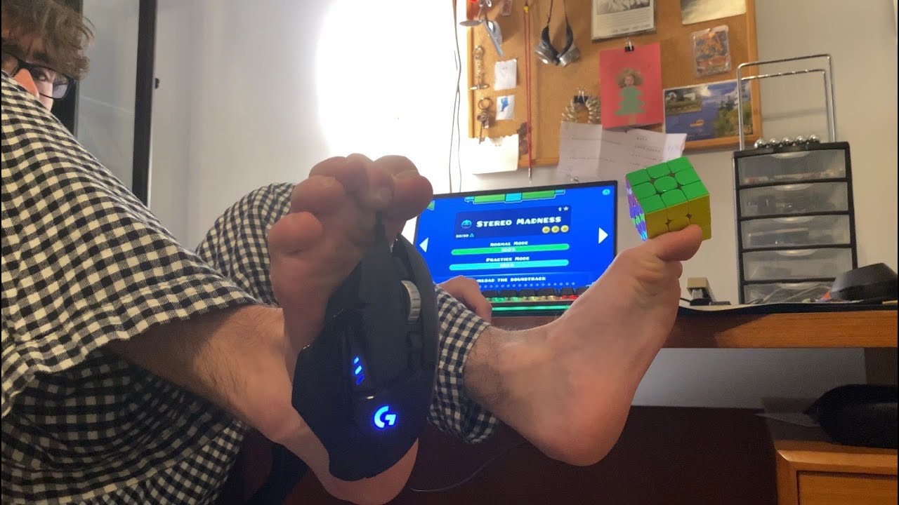 Stereo Madness With Foot While Solving Rubik's Cube
