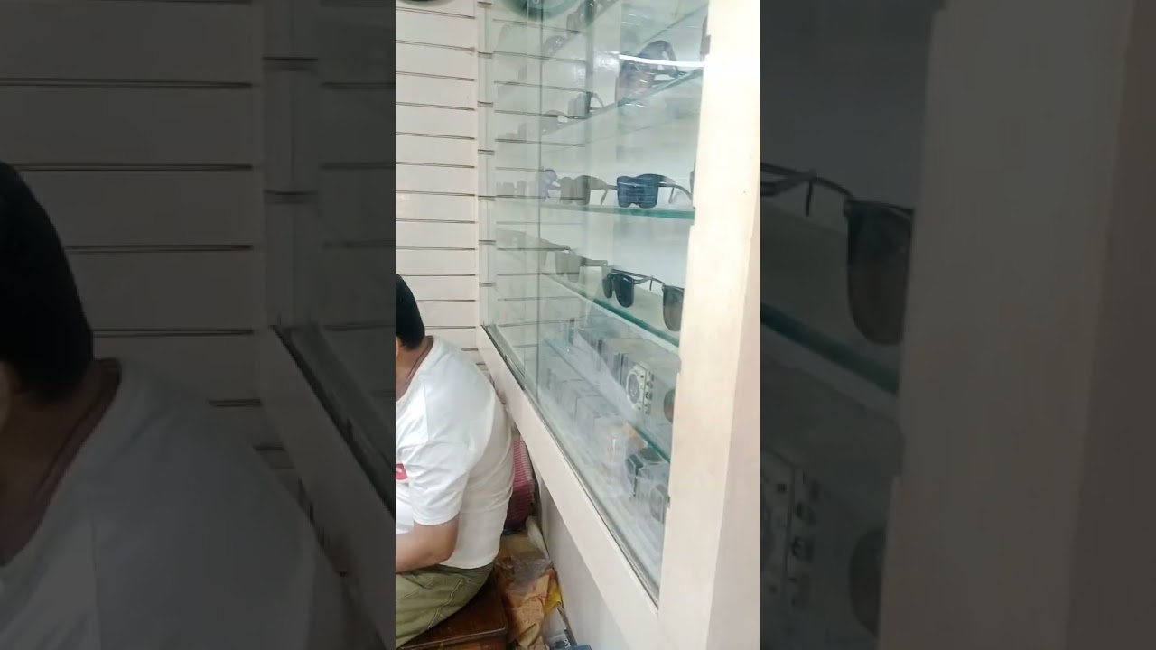 গলাচিপা চশমা বিপনি। । এখানে  চক্ষু চিকিৎসা প্রদান করে পটুয়াখালী থেকে আগত । ডাক্তার আলবি হাসান। 