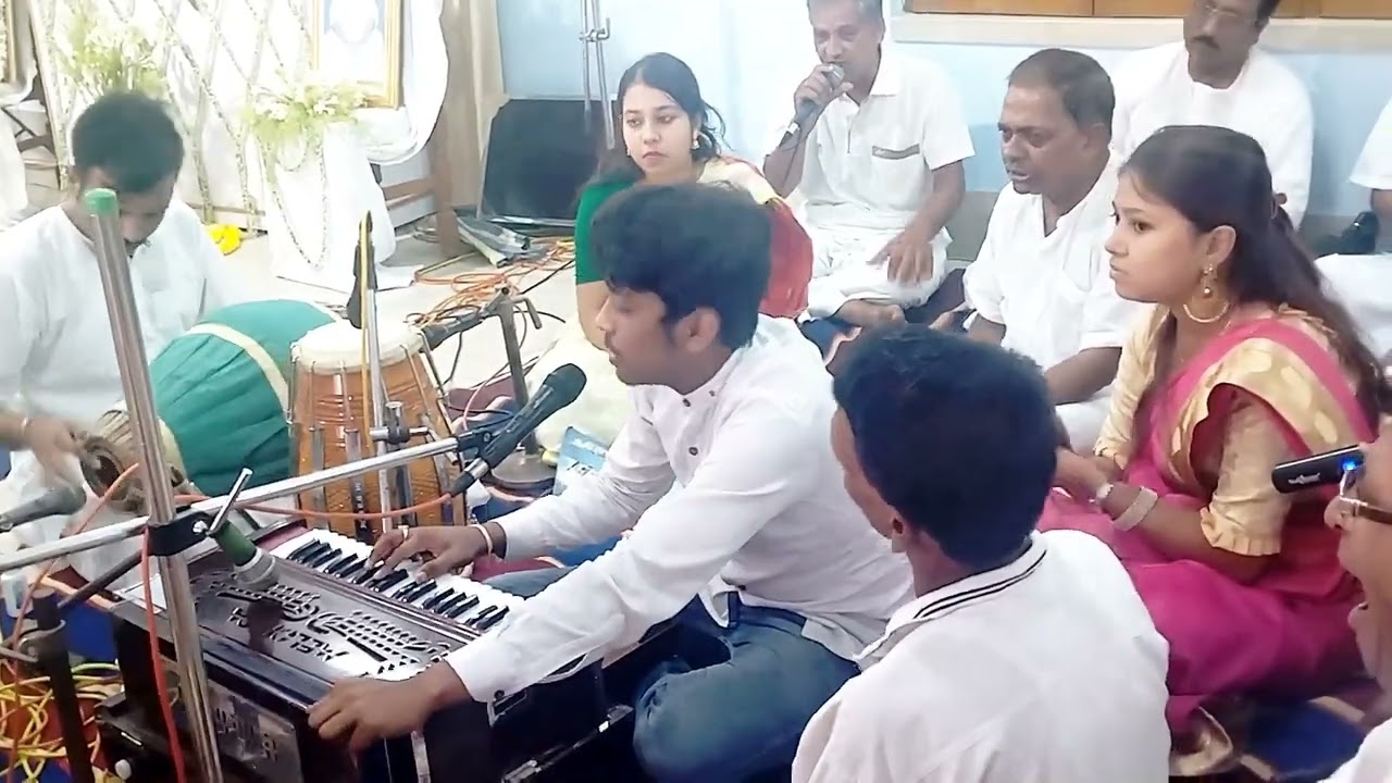 এক ছোট্ট ভাইএর সংগীত পরিবেশন-শ্রী কন্ঠে শোভিছে সদা  স্বস্তিবাণীচয়.......