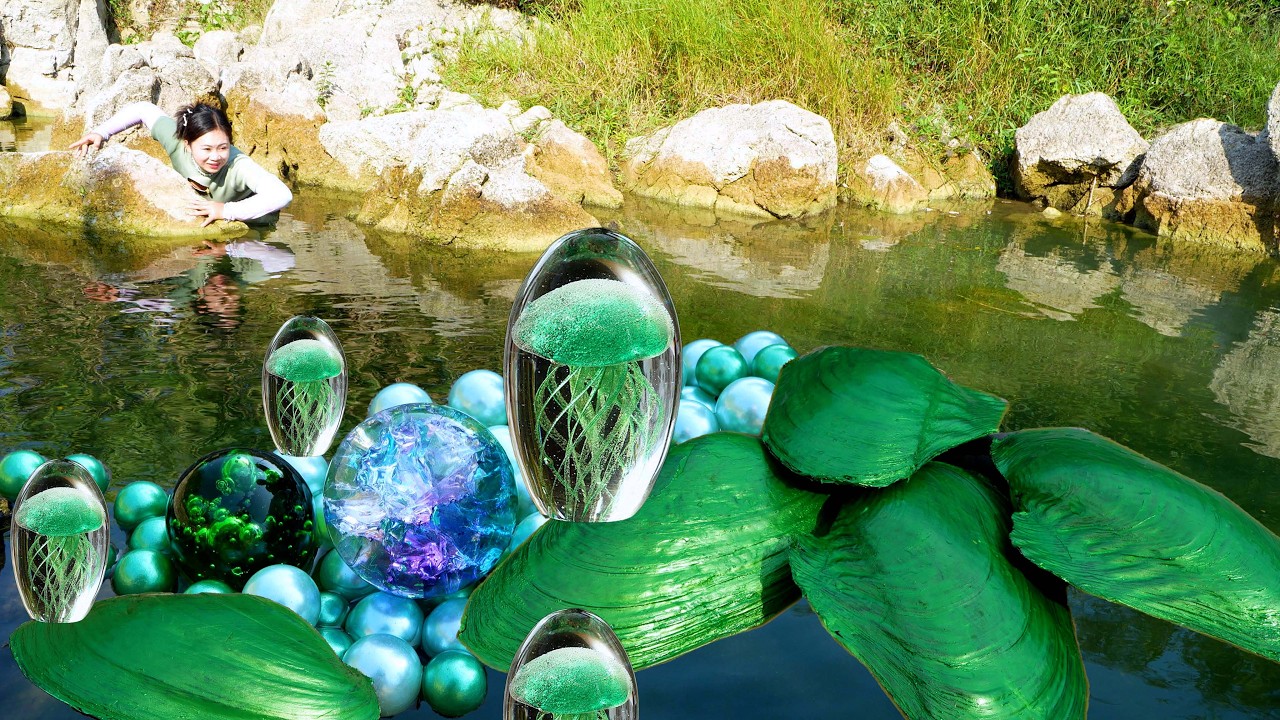 Pry open the giant green clam, inside with sparkling green pearls that are extremely charming